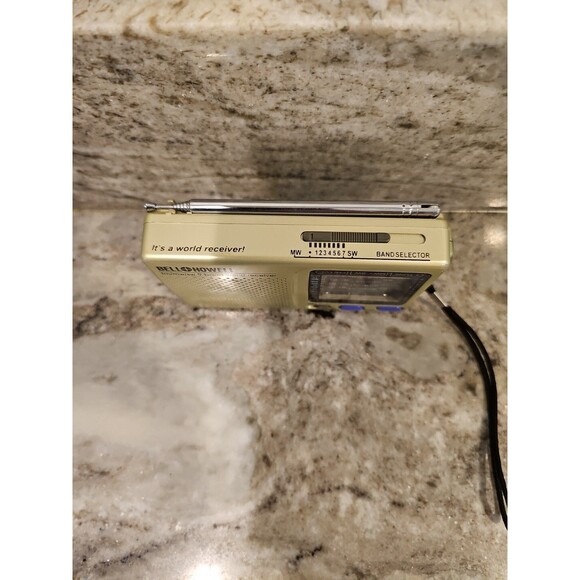 BELL & HOWELL FM / AM / TV / MW / SW - NINE BAND WORLD RECEIVER RADIO - Picture 3 of 7